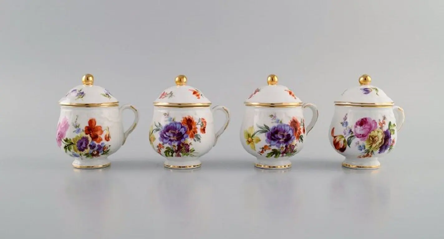 10 antike Rörstrand Porzellanbecher in Creme mit handgemalten Blumenmotiven