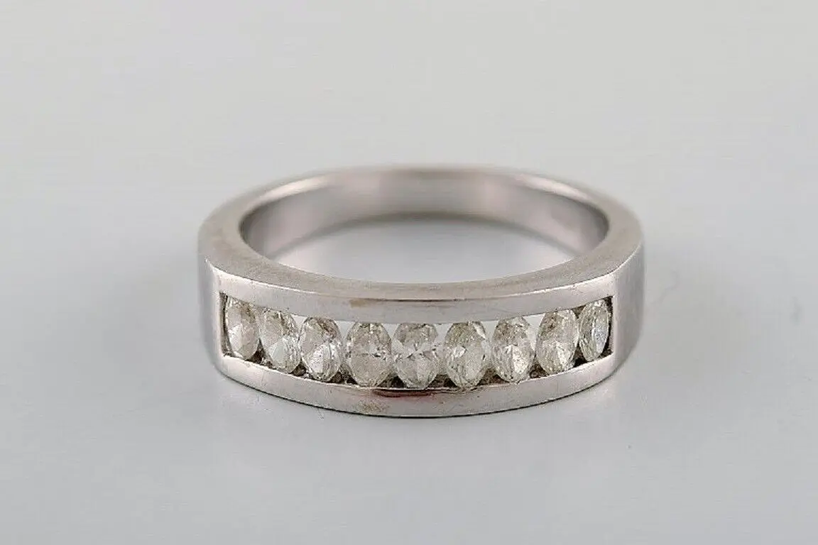 14 Karat Weißgoldring mit 9 ovalen Diamanten