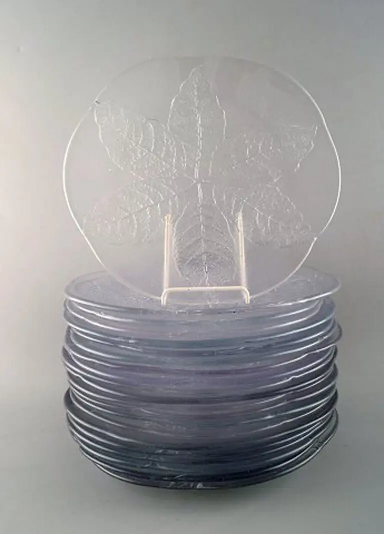 21 kunstvoll veredelte, mundgeblasene Abdeckplatten aus Glas mit Blattmotiven, 1960er Jahre