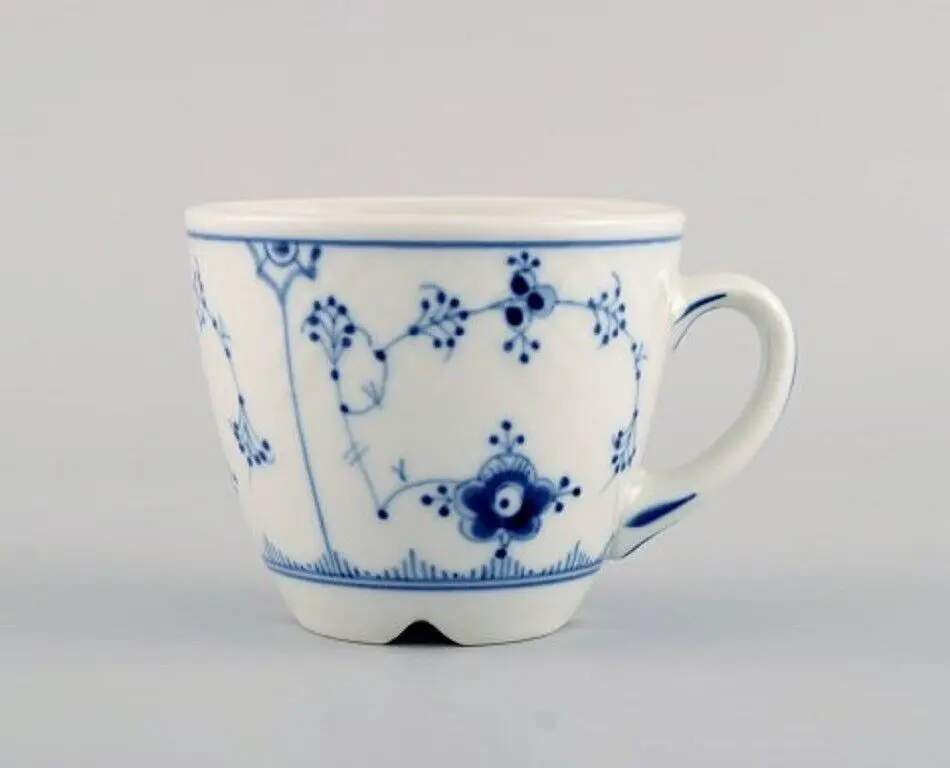 35 Kaffeetassen mit Untertassen im blauen Riffeldesign von Bing & Grondahl für Hotels