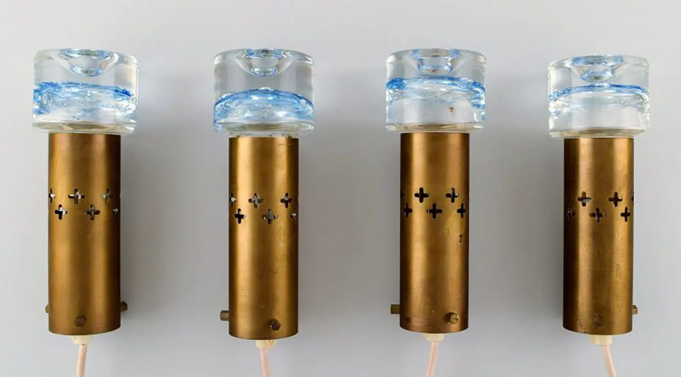 4 finnische Designer-Deckenanhänger aus weißem und blauem Kunstglas und Messing