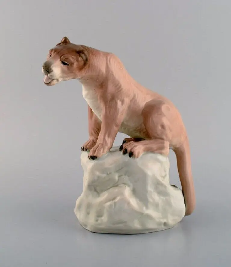 Amphora, Tschechoslowakei. Handverzierte Porzellanfigur einer Löwin auf einem Felsen