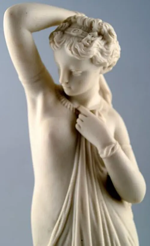 Antike große Keksfigur einer halbnackten Frau im klassischen Design