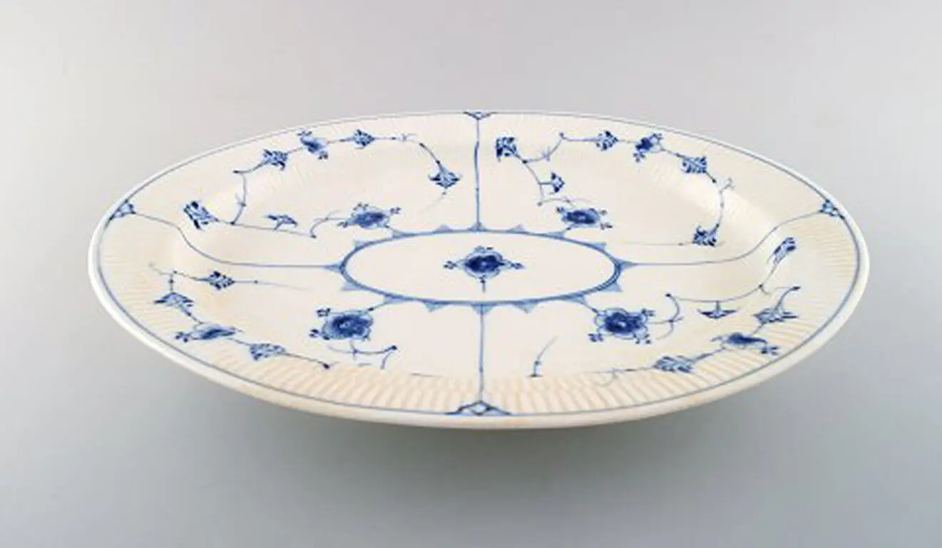 Antike ovale Schale in königlich Kopenhagener Blau mit Riffelmuster aus dem frühen 19. Jahrhundert