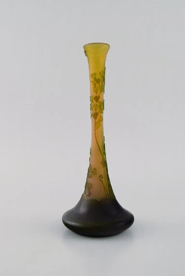Antiker Emile Gallé Vase aus mattiertem gelben und grünem Kunstglas