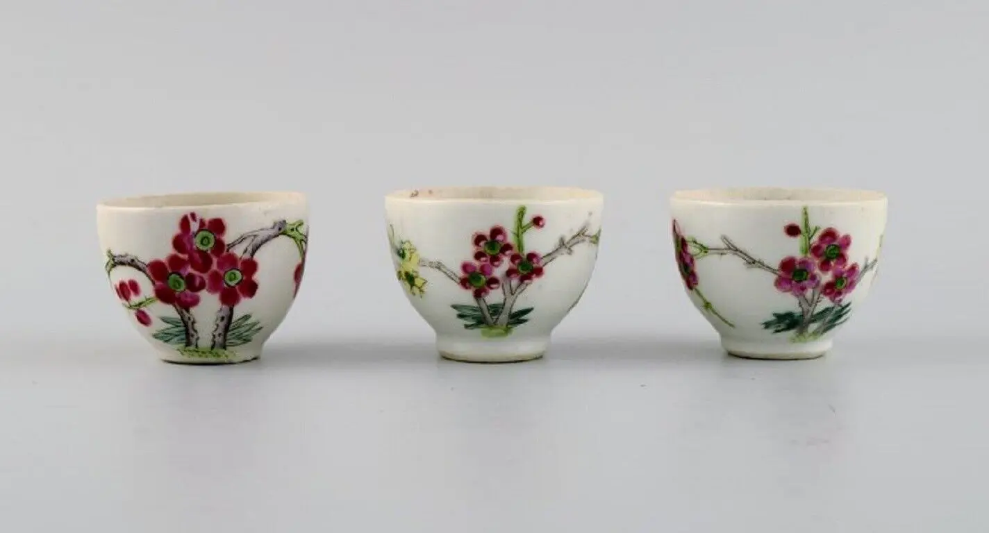 Antikes chinesisches Deckelglas mit drei handbemalten Porzellantassen im Blumendesign