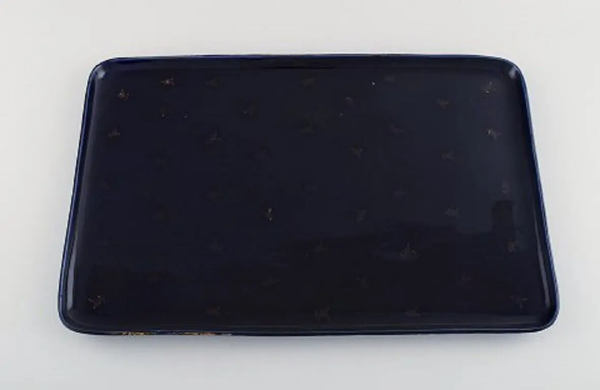 Antikes Kaffeeservice aus handbemaltem Porzellan mit Darstellungen junger Frauen