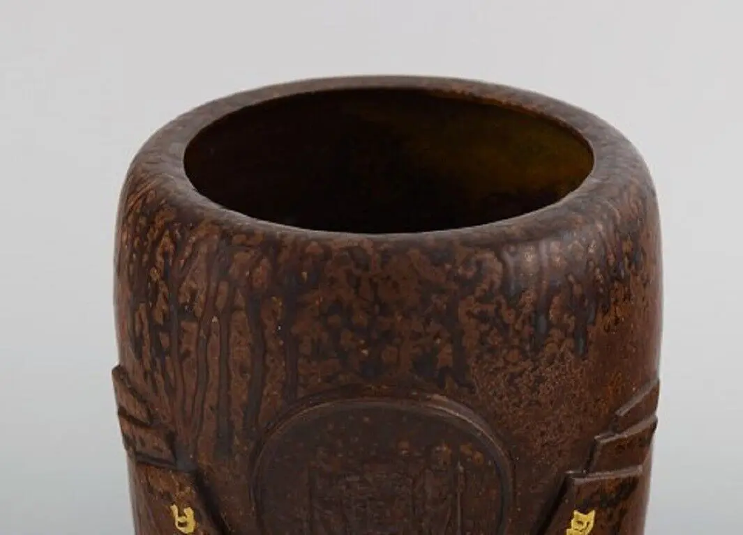 Arne Bang, Dänemark. Glas in glasierter Keramik mit attraktiver Braunglasur