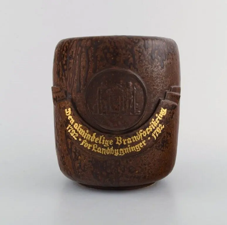 Arne Bang, Dänemark. Glas in glasierter Keramik mit attraktiver Braunglasur