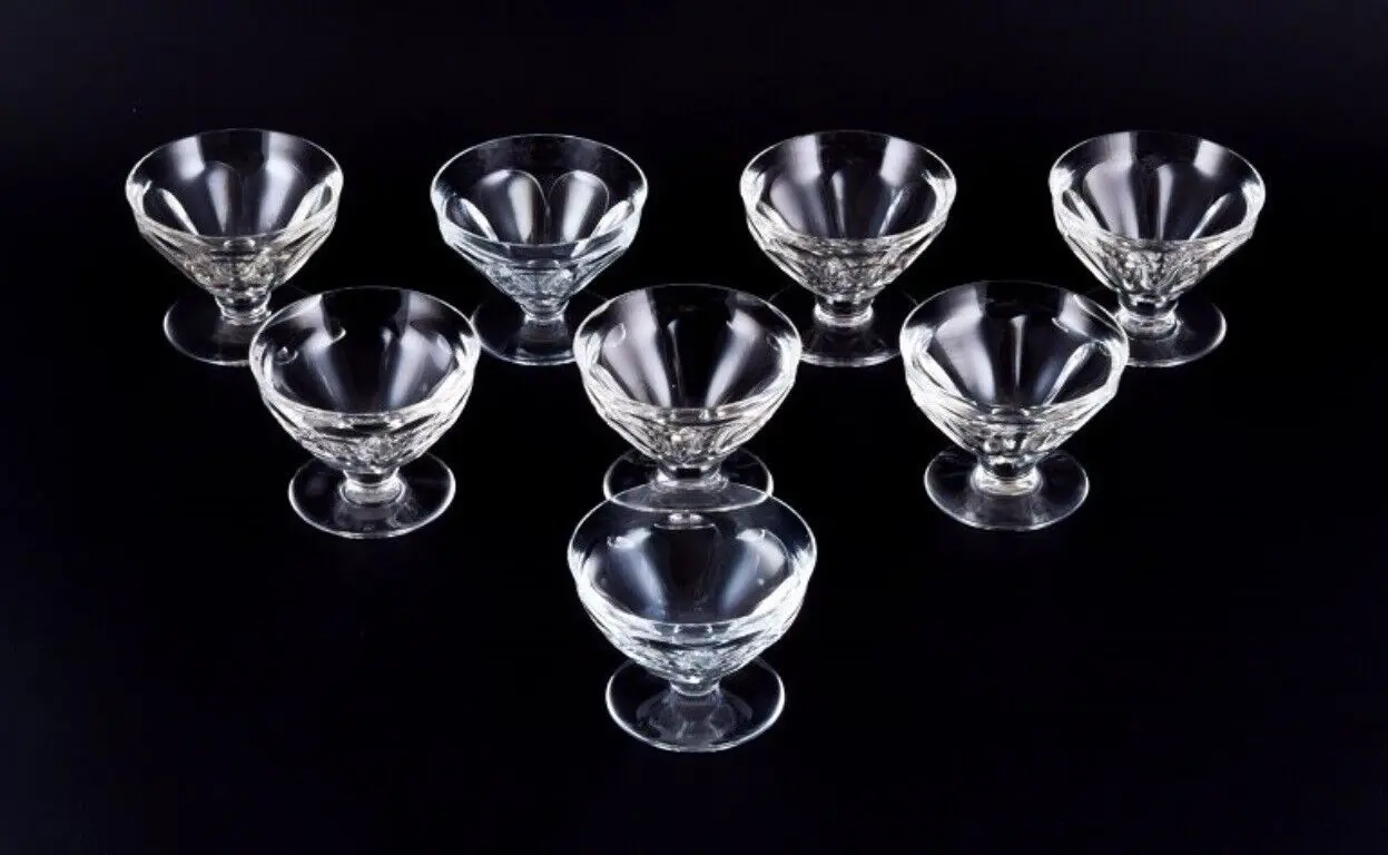 Baccarat, Frankreich. Acht Champagnerbecher im Art Deco Stil aus facettiertem Kristallglas