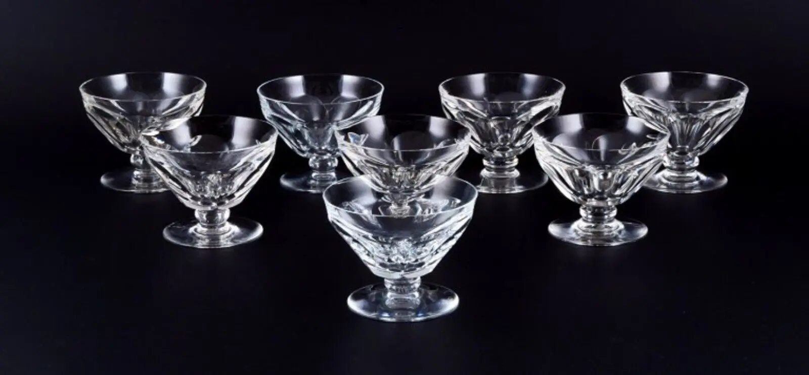Baccarat, Frankreich. Acht Champagnerbecher im Art Deco Stil aus facettiertem Kristallglas