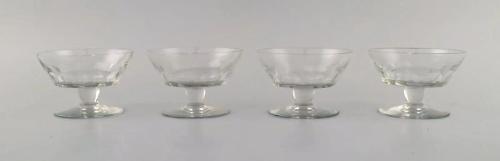 Baccarat, Frankreich. Zehn facettierte Art Deco Brillen. Kunstglas, 1930/40er Jahre