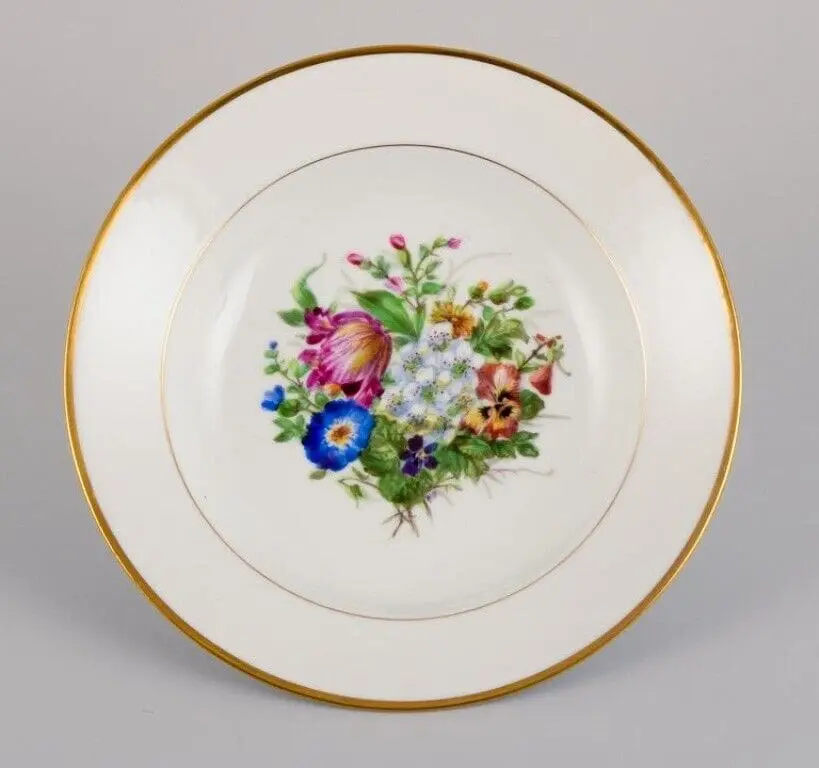 Bing & Grøndahl, acht tiefen Porzellanteller mit Blumenmuster und Goldverzierung