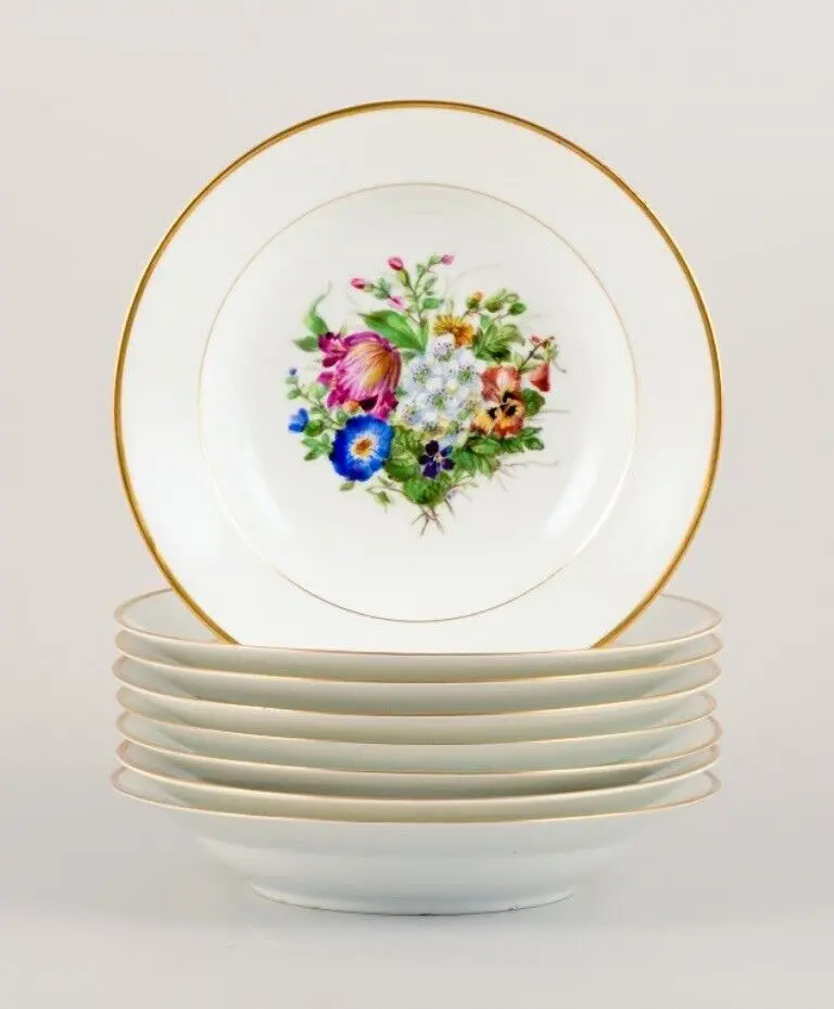 Bing & Grøndahl, acht tiefen Porzellanteller mit Blumenmuster und Goldverzierung