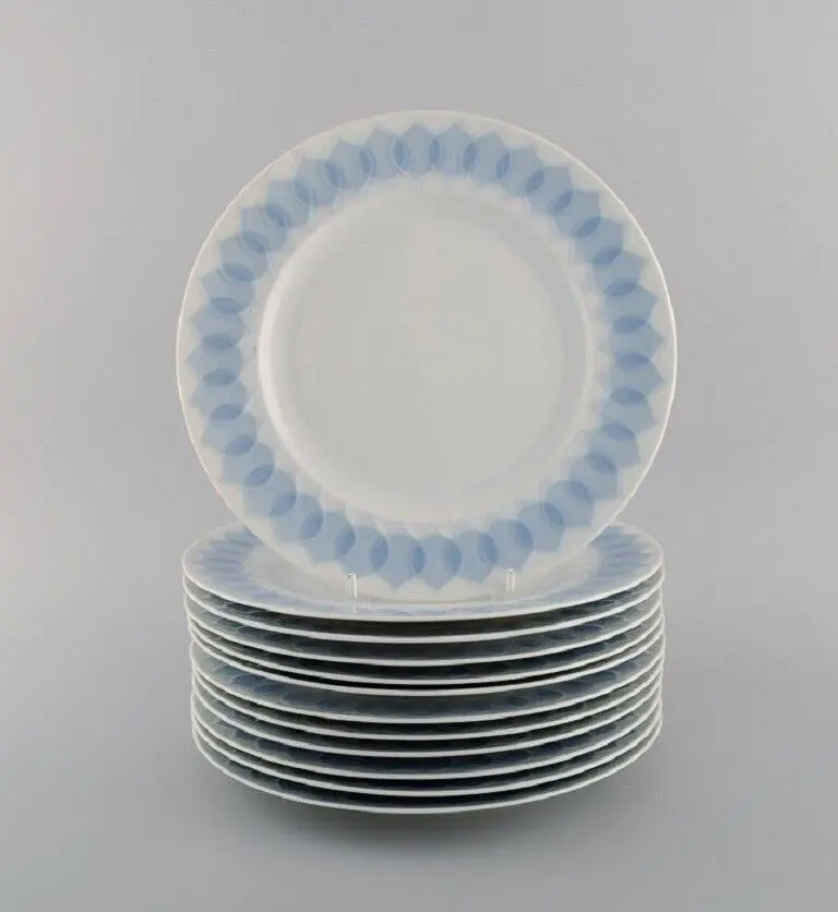 Bjørn Wiinblad für Rosenthal. Zwölf Lotus Porzellanteller aus den 1980er Jahren