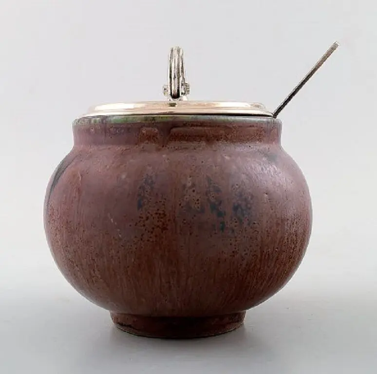 Carl Halier für Royal Copenhagen, G.Jensen, A.F. Rasmussen: Marmeladenglas" umformuliert: "Marmeladenglas von Carl Halier für Royal Copenhagen, G.Jensen und A.F. Rasmussen