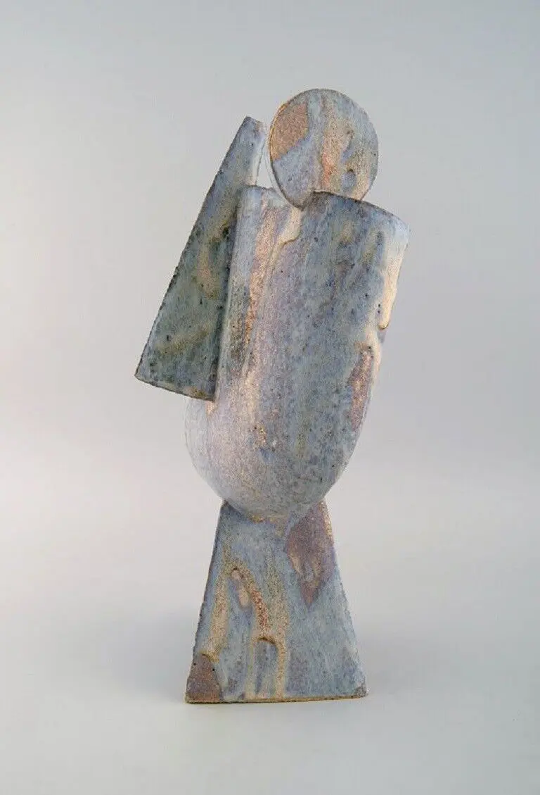 Christina Muff, dänische zeitgenössische Keramikerin. Großformatige kubistische Skulptur