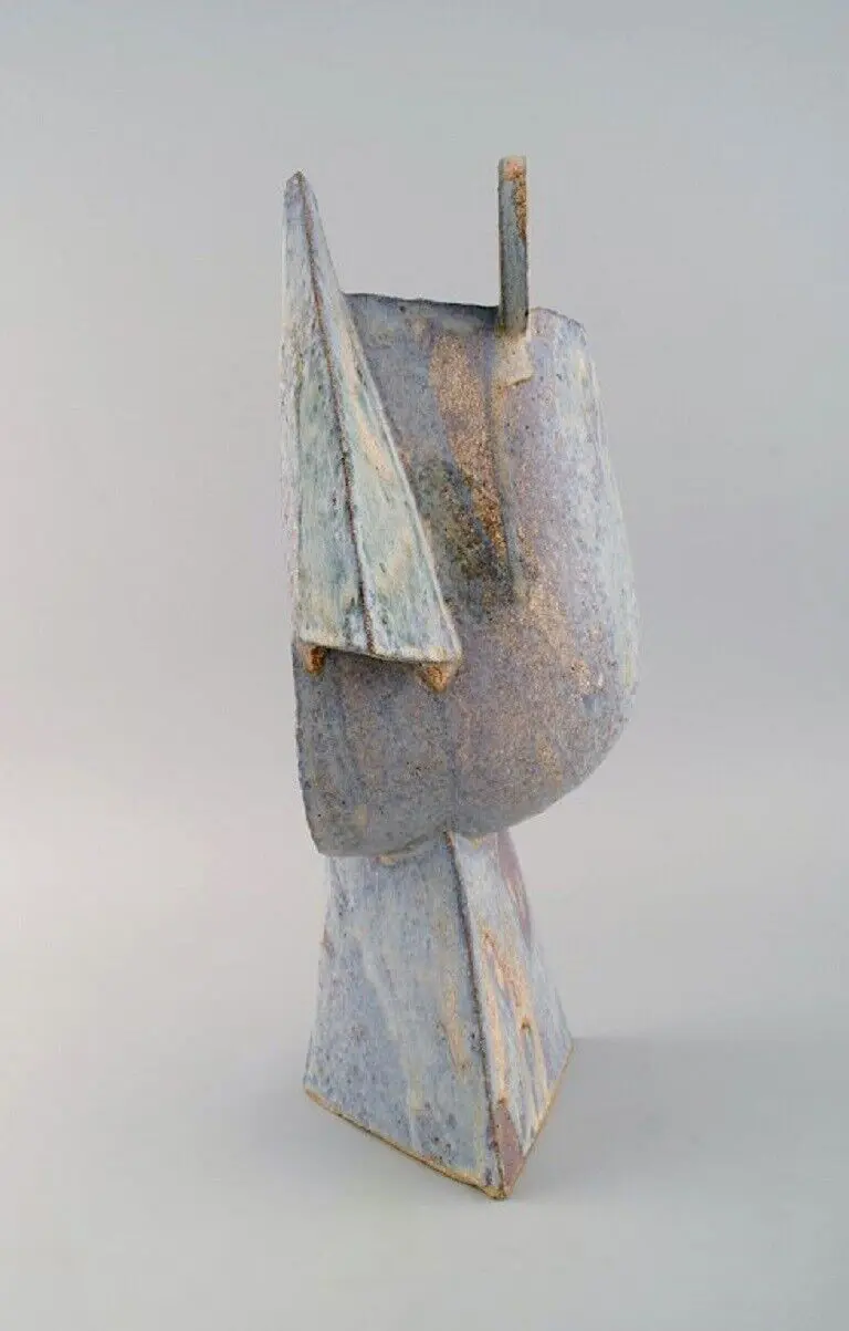 Christina Muff, dänische zeitgenössische Keramikerin. Großformatige kubistische Skulptur