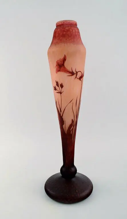 Daum Nancy, Frankreich. Große mehrschichtige Glasvase mit dem Motiv ""Tabakblumen