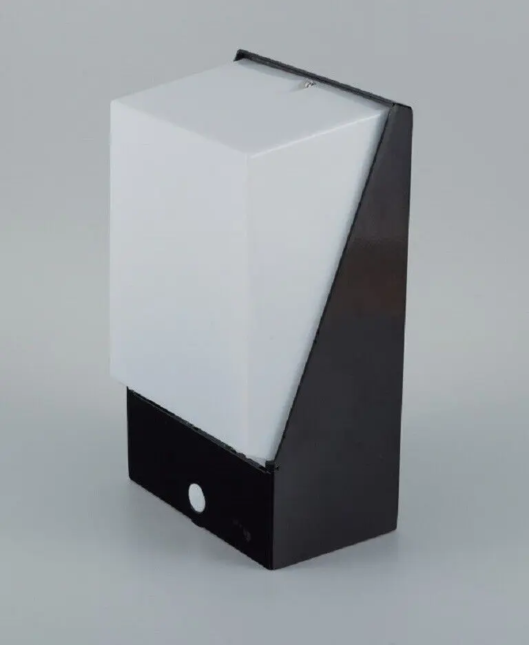 Dorn Preinet, England. Paar Wandlampen in Schwarz aus Metall und Acryl