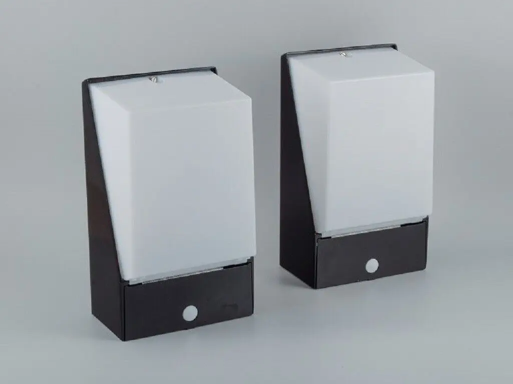 Dorn Preinet, England. Paar Wandlampen in Schwarz aus Metall und Acryl