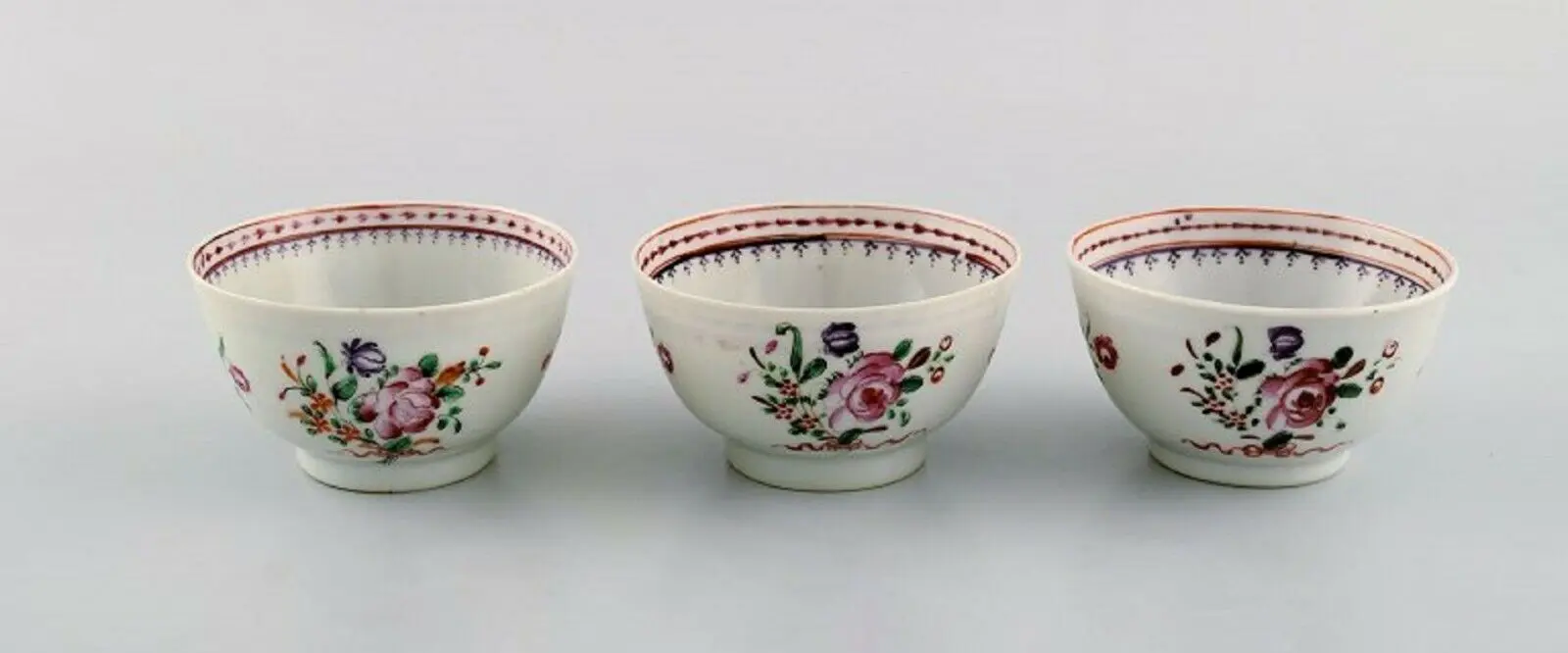 Drei historische chinesische Teetassen aus handbemaltem Porzellan aus der Zeit Qian Long (1736-1795)