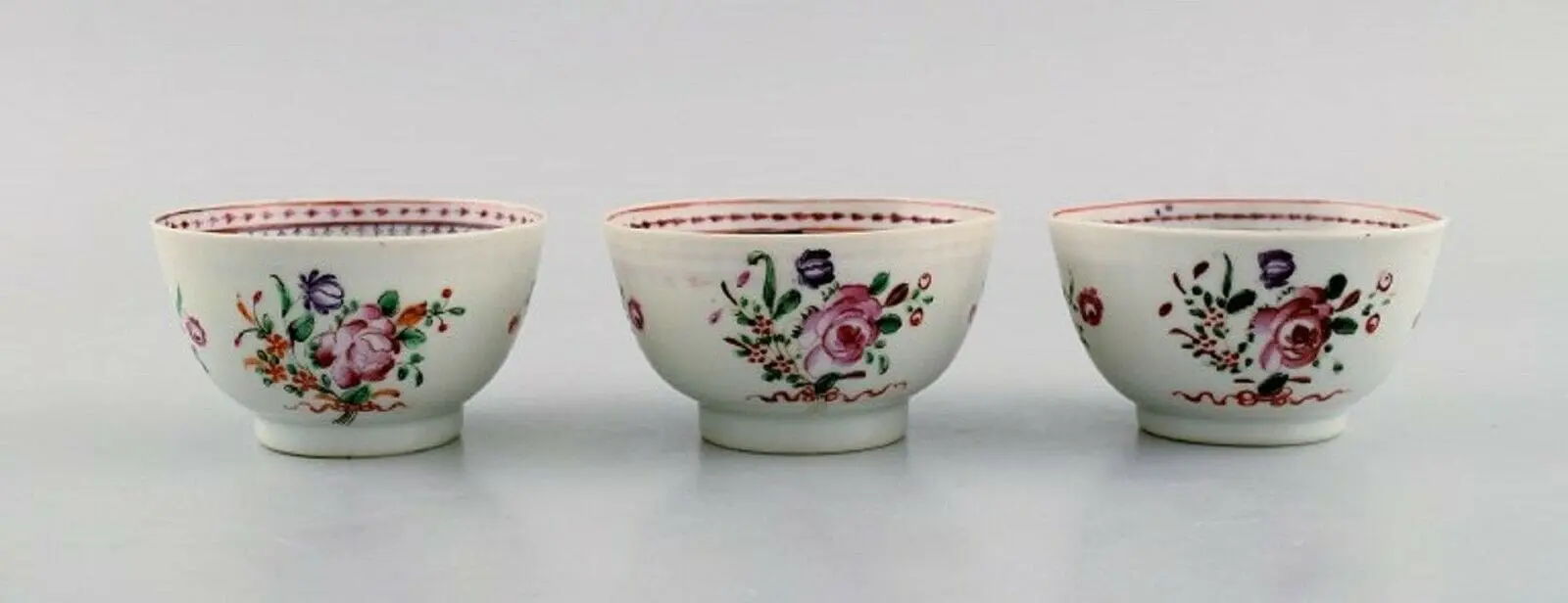 Drei historische chinesische Teetassen aus handbemaltem Porzellan aus der Zeit Qian Long (1736-1795)