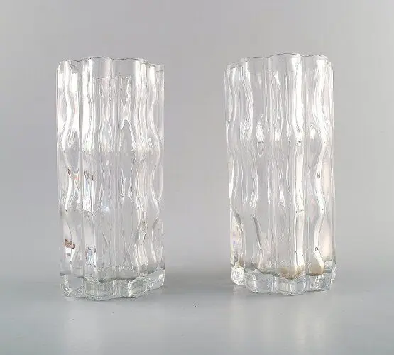 Ein Set von zwei signierten Orrefors Kunstglasvasen, Schweden, Mitte des 20. Jahrhunderts