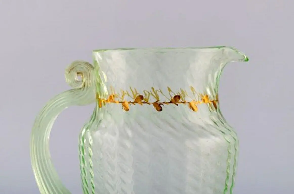 Emile Gallé (1846-1904). Seltenes und frühes Krug aus mundgeblasenem hellgrünem Kunstglas