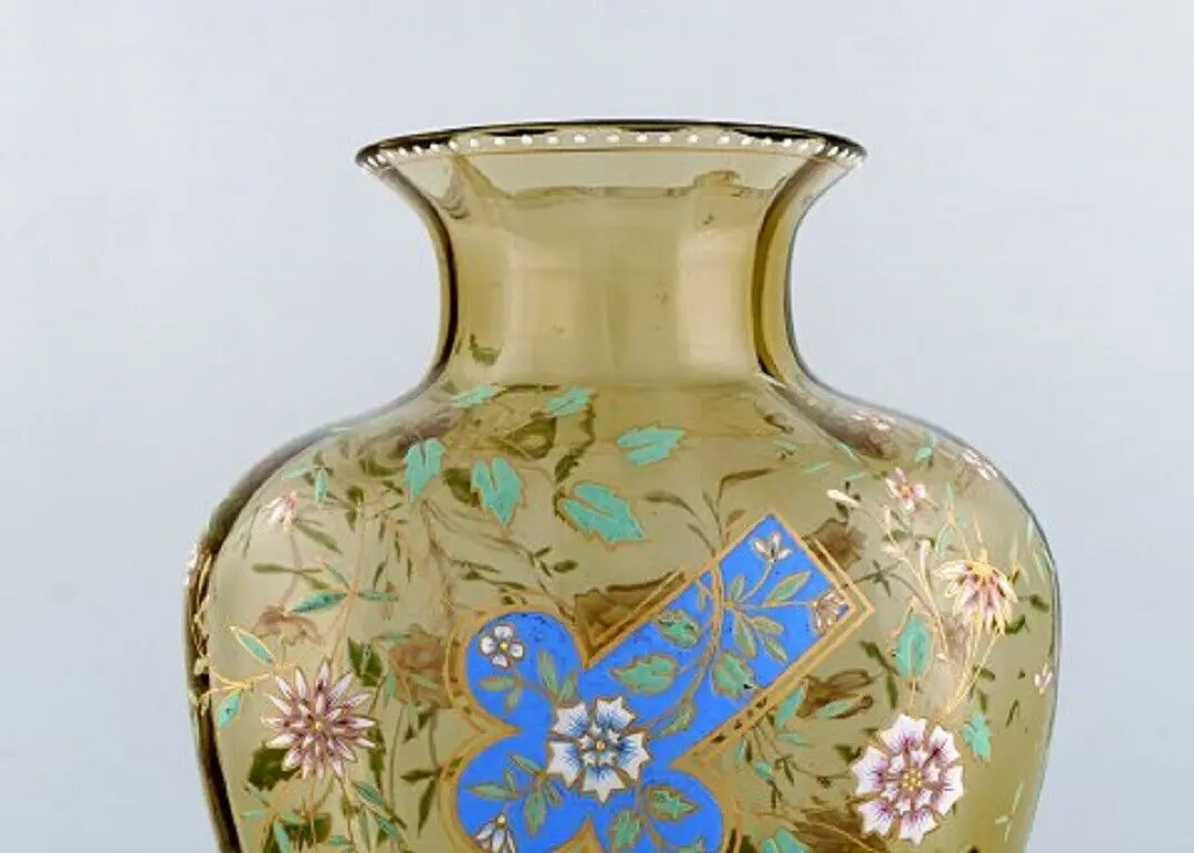 Emile Gallé, Frankreich. Große antike Vase aus rauchfarbenem Kunstglas mit Blumenmotiven