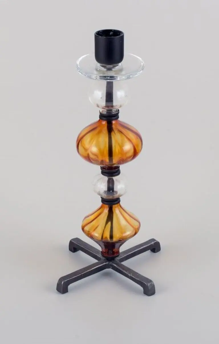 Erik Höglund für Kosta Boda. Eleganter Kerzenständer aus Glas und Gusseisen