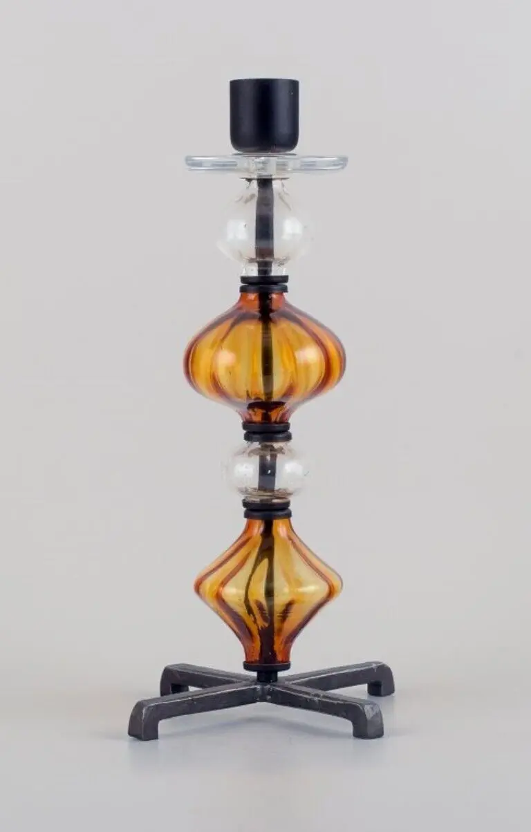 Erik Höglund für Kosta Boda. Eleganter Kerzenständer aus Glas und Gusseisen