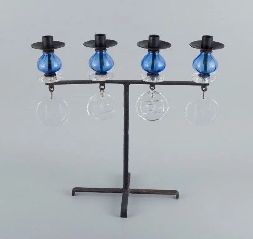 Erik Höglund für Kosta Boda. Großzügiger Kerzenhalter aus Gusseisen mit Kunstglas