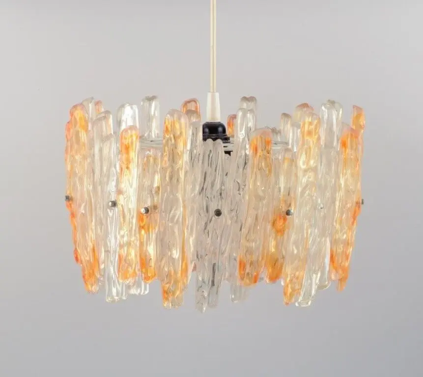 Franken Kalmar, Deutschland. Orangefarbener Eisglasanhänger aus klarem Acrylglas