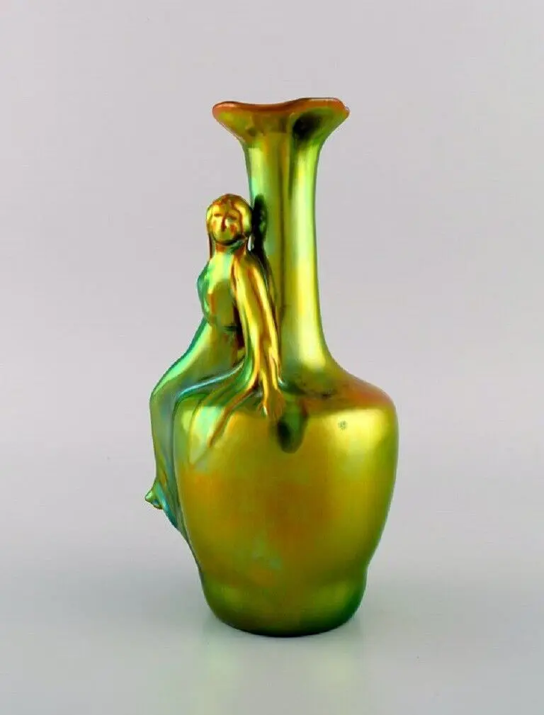 Glasierte Keramikvase im Jugendstil von Zsolnay mit einer sitzenden Frau