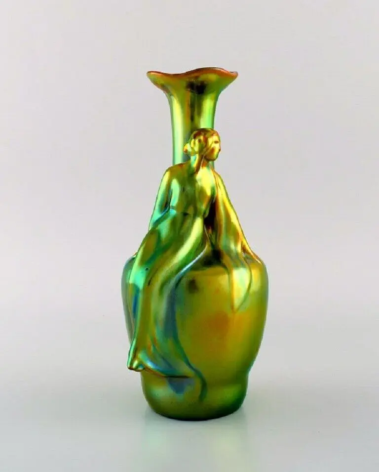 Glasierte Keramikvase im Jugendstil von Zsolnay mit einer sitzenden Frau