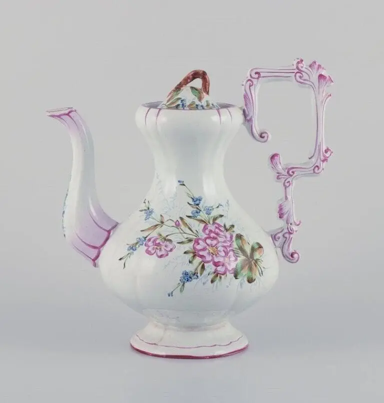 Große Fayence-Kaffeekanne mit Blumen- und Insektenmotiven im Stil von Emile Gallé