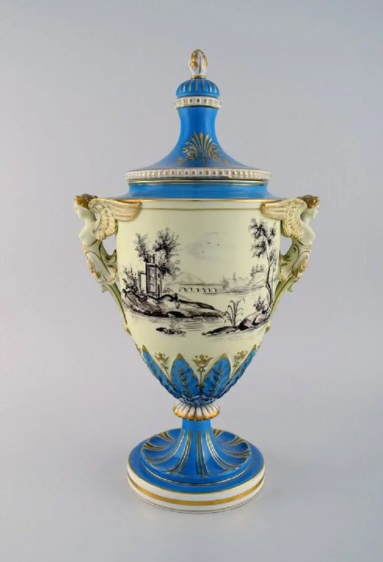 Große handbemalte Porzellan-Ziervase aus Dresden mit klassizistischen Motiven