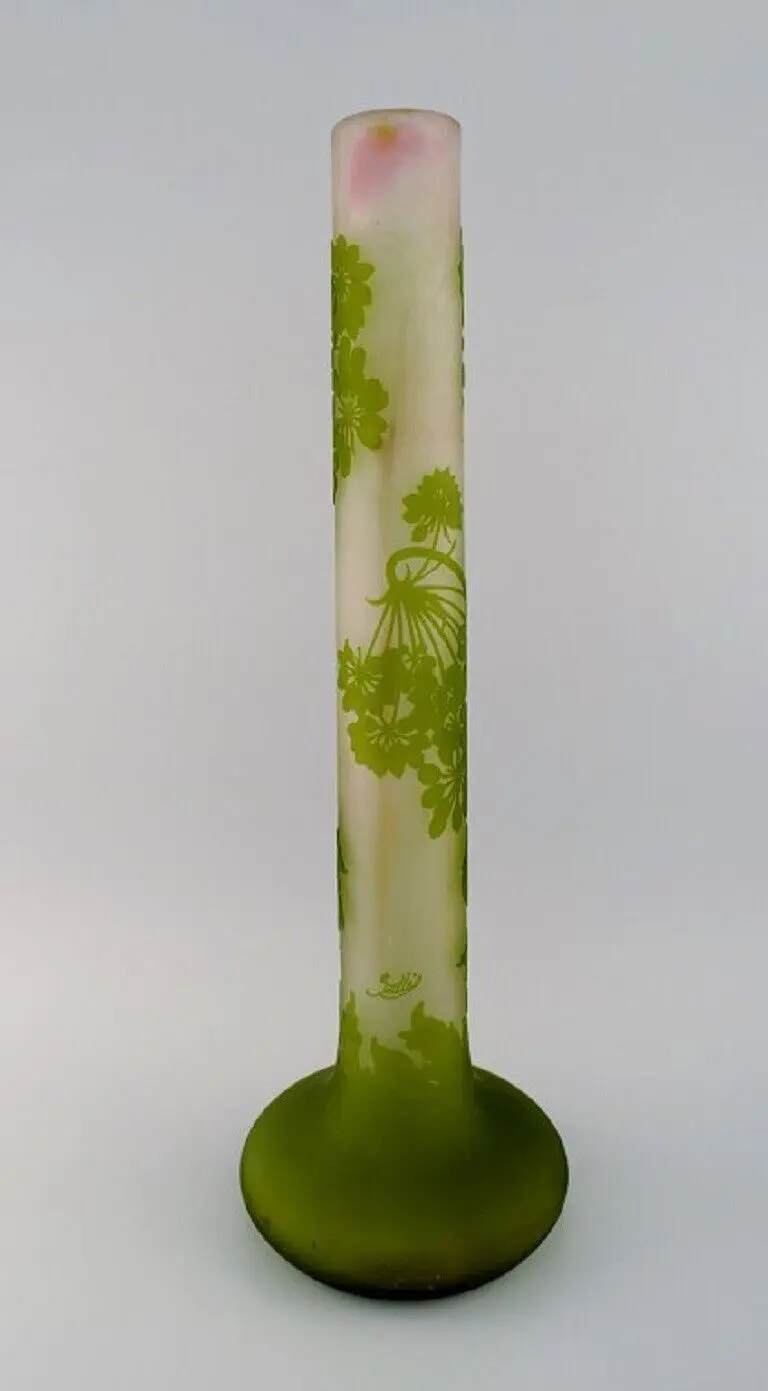 Große Vase Emile Gallé aus mattiertem grünem Kunstglas mit Blattdekor