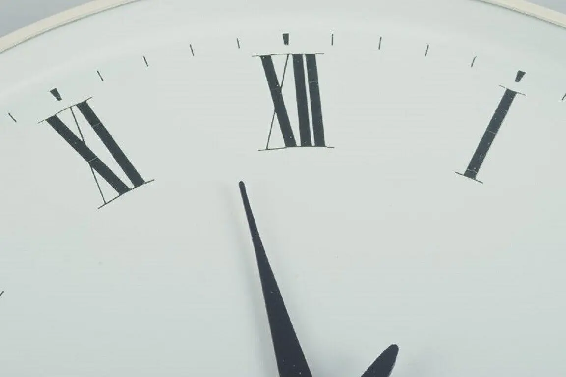 Henning Koppel für Georg Jensen. Kunststoff-Wanduhr in Weiß aus den 1960er/70er Jahren