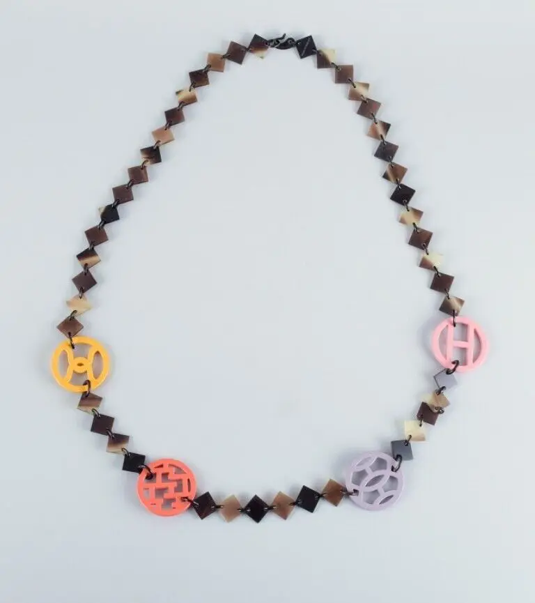 Hermès. Lackierte Hornkette mit bunten Logodetails