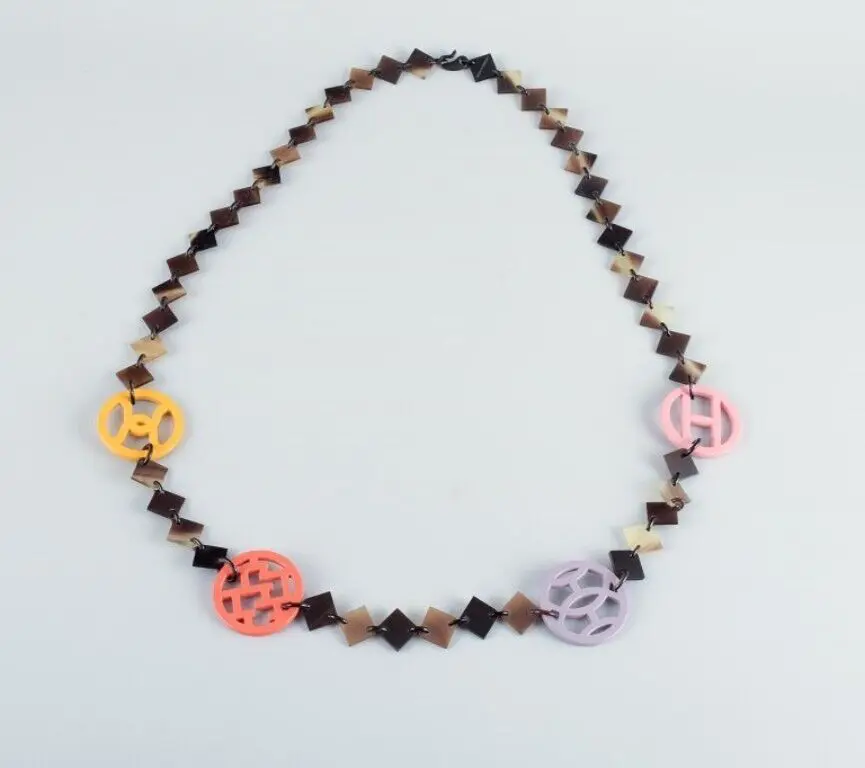 Hermès. Lackierte Hornkette mit bunten Logodetails