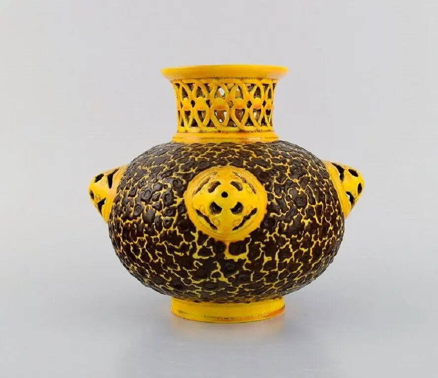 Historische Zsolnay-Vase aus durchbrochener, glasierten Keramik. Datierung: 1882-1885