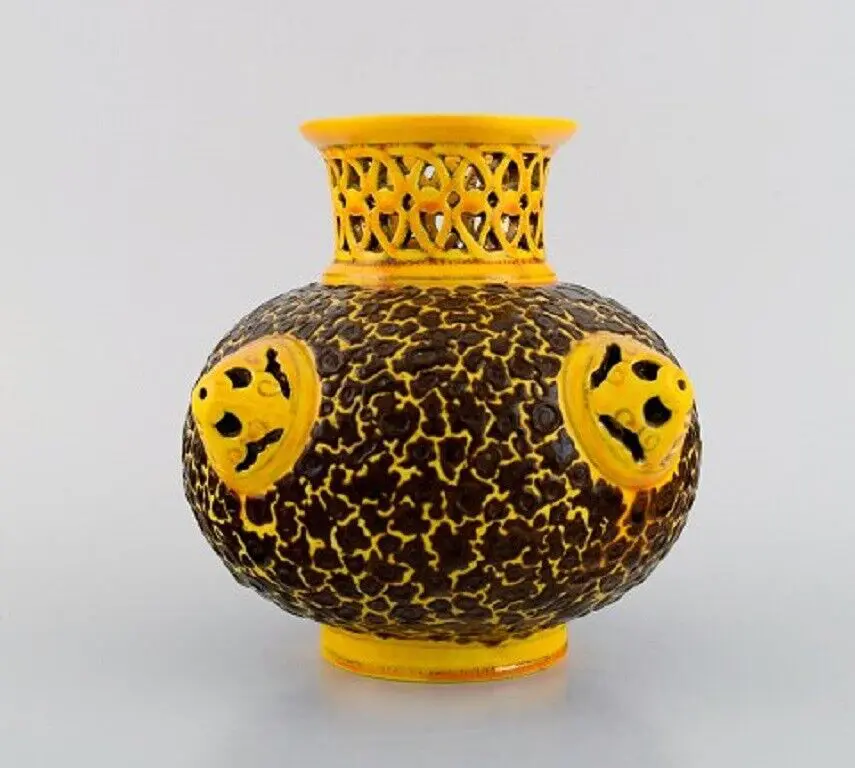 Historische Zsolnay-Vase aus durchbrochener, glasierten Keramik. Datierung: 1882-1885