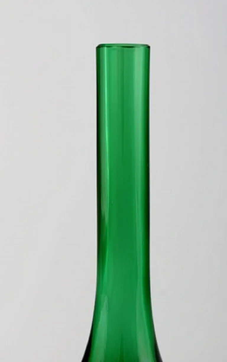 „Hochwertige Murano-Vase aus handgeblasenem Kunstglas mit elegantem, schmalem Hals – Italienisches Design“