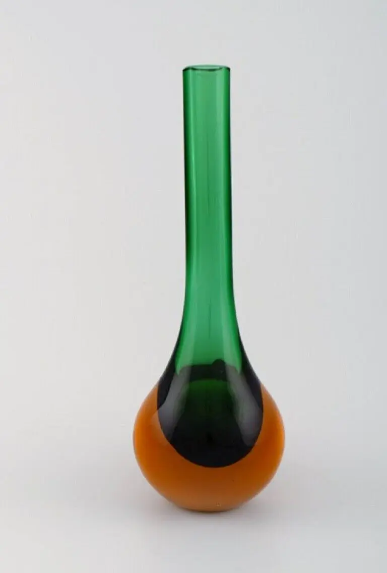 „Hochwertige Murano-Vase aus handgeblasenem Kunstglas mit elegantem, schmalem Hals – Italienisches Design“