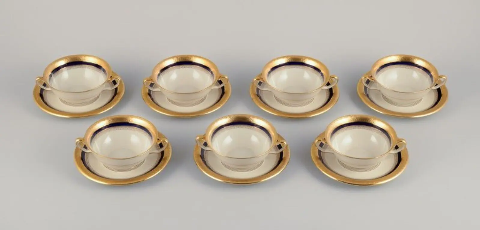 Hutschenreuther, Deutschland. Set aus sieben Porzellan-Bouillonbechern mit Untertassen