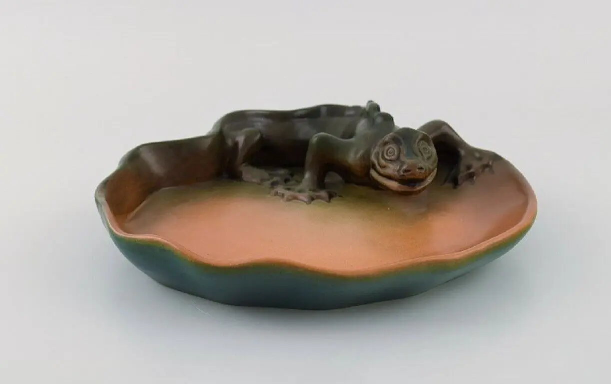 Ipsen's, Dänemark. Rares Kunstwerk aus handbemalter Glaskeramik mit Eidechsenmotiv
