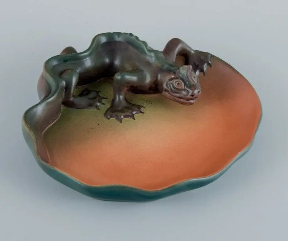 Ipsens, Dänemark. Seltenes keramisches Geschirr mit Eidechsenmotiv, glasiert. 1920er Jahre