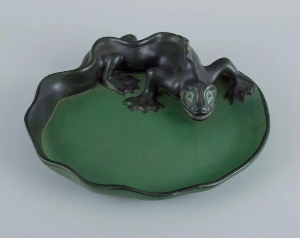 Ipsens, Dänemark. Seltenes Stück in handbemalter, glasiertem Keramikdesign mit Eidechse
